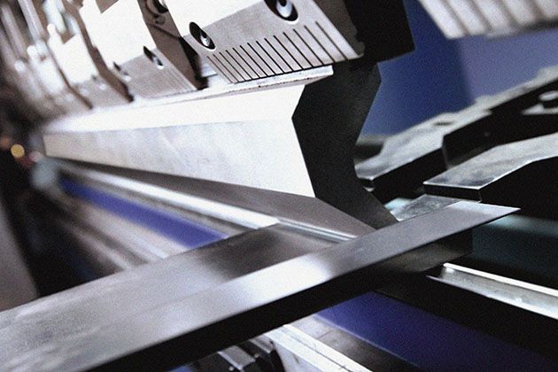 Рубка металла на гильотине